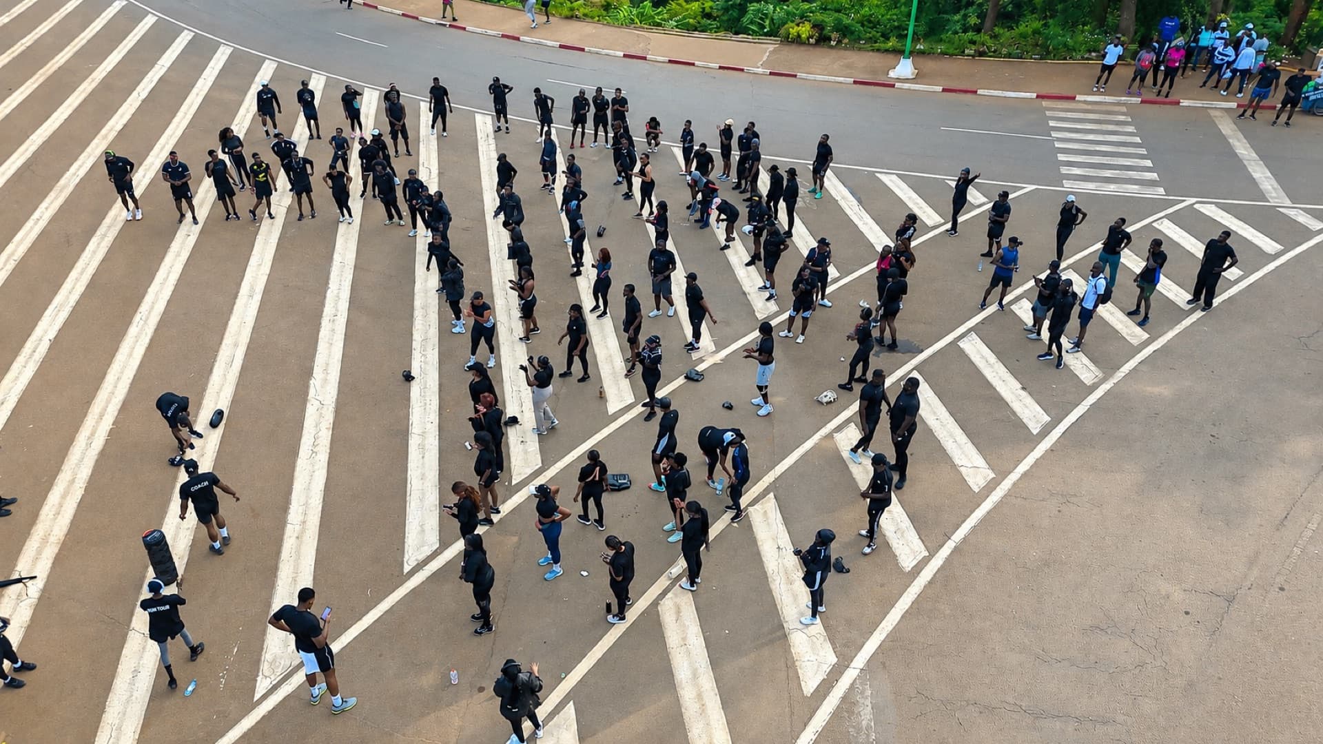 Vue aérienne d'un rassemblement RUN IT à Yaoundé
