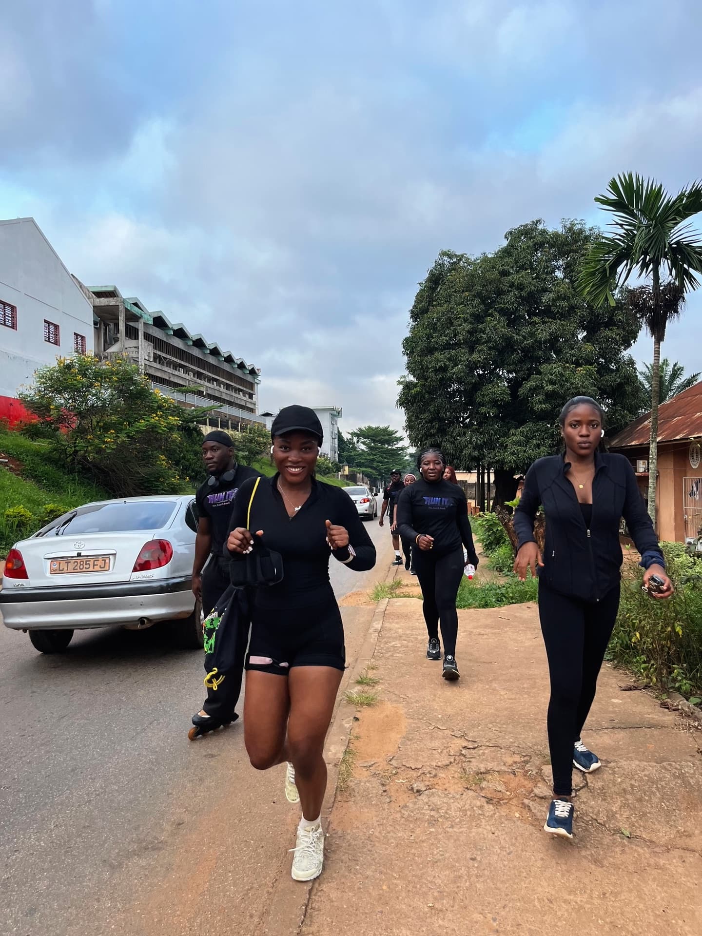 Groupe RUN IT en pleine course dans les rues de Yaoundé
