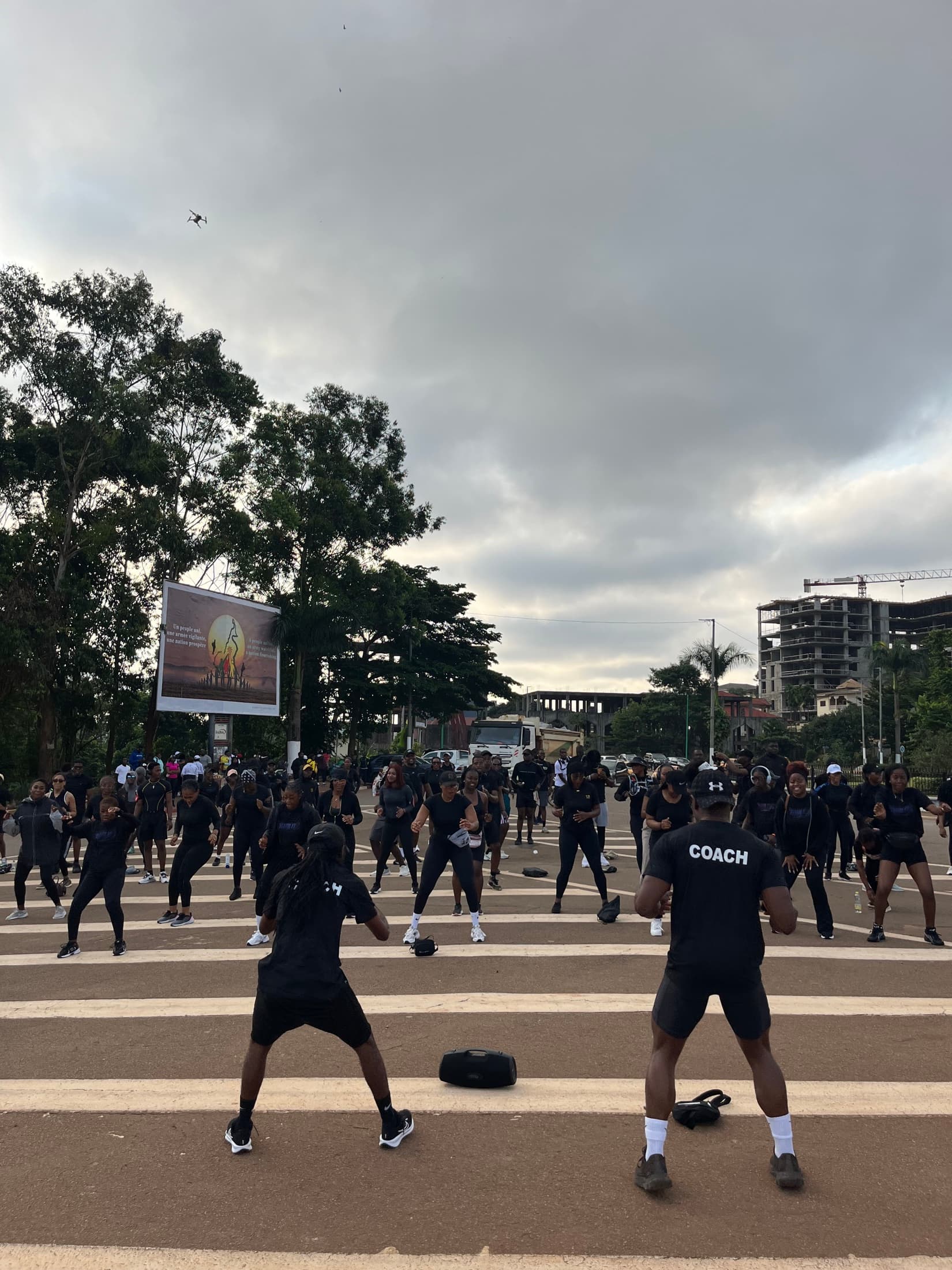 Grand échauffement collectif RUN IT au Rond-Point Bastos