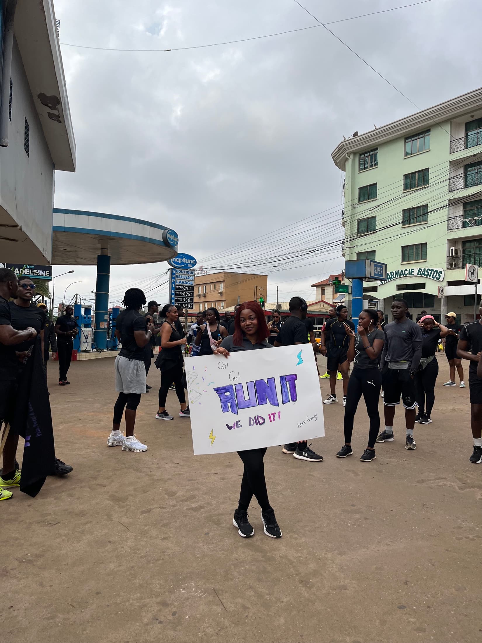 Participante tenant une pancarte "RUN IT — We did it!"