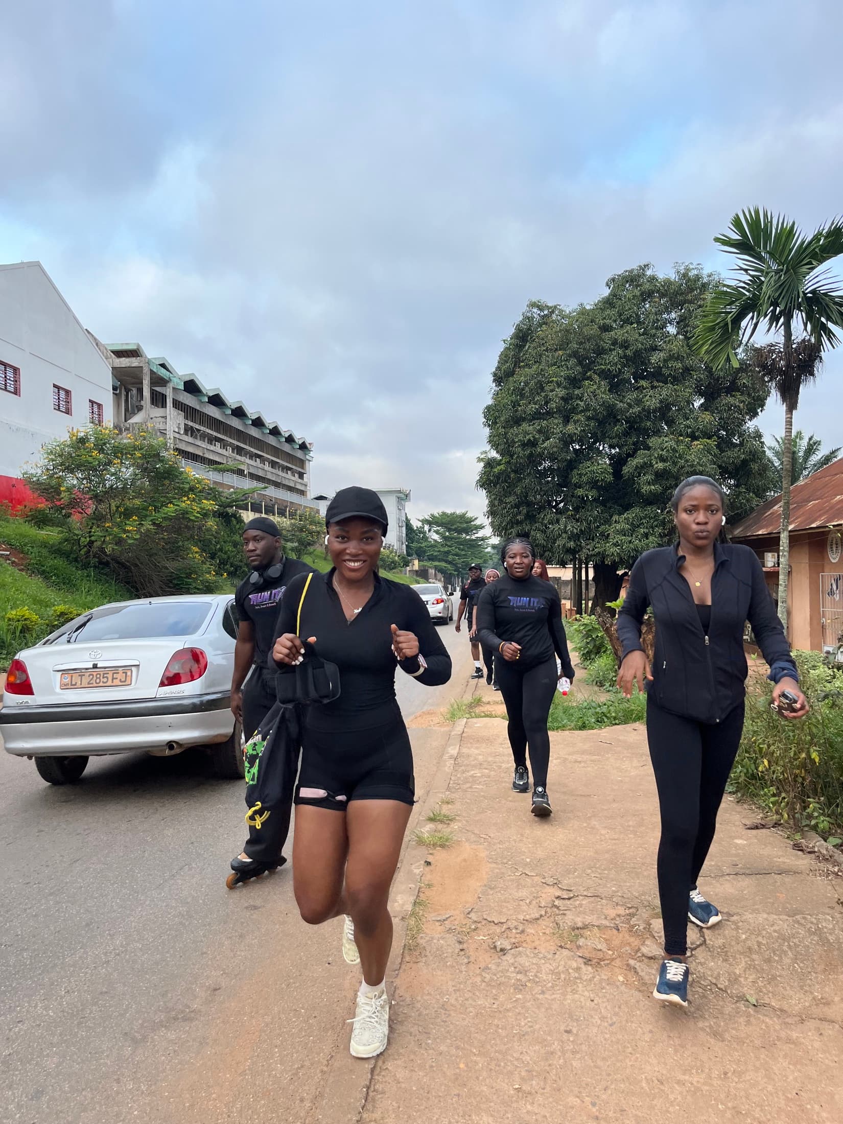 Groupe de coureurs RUN IT sur une route de Yaoundé